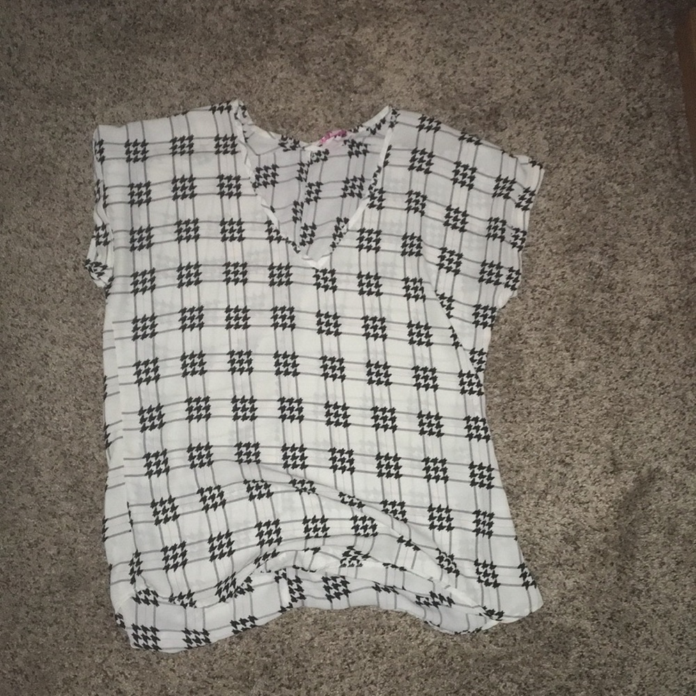 Oversized chiffon top with houndstooth pattern